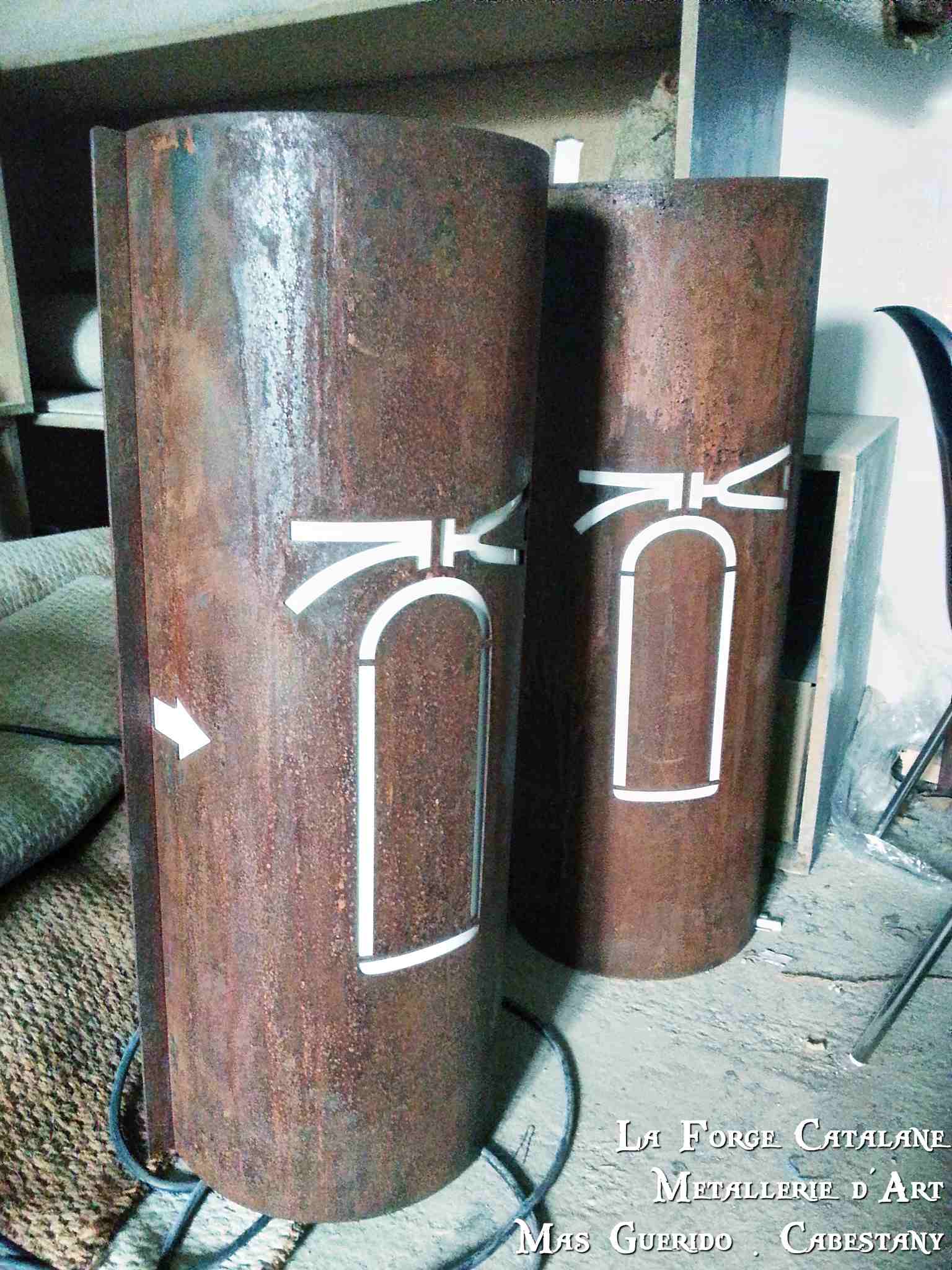 caches extincteurs corten rouille naturelle chateau royal collioure forge catalane.jpg